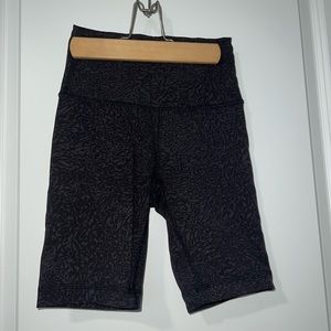 Black and grey patterned lululemon bike shorts